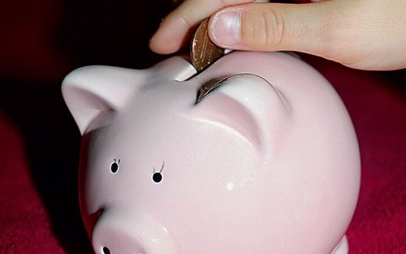 Für viele Kinder ist das klimpernde Geräusch, wenn die Münze ins Sparschwein fällt, ein aufregender Moment. 