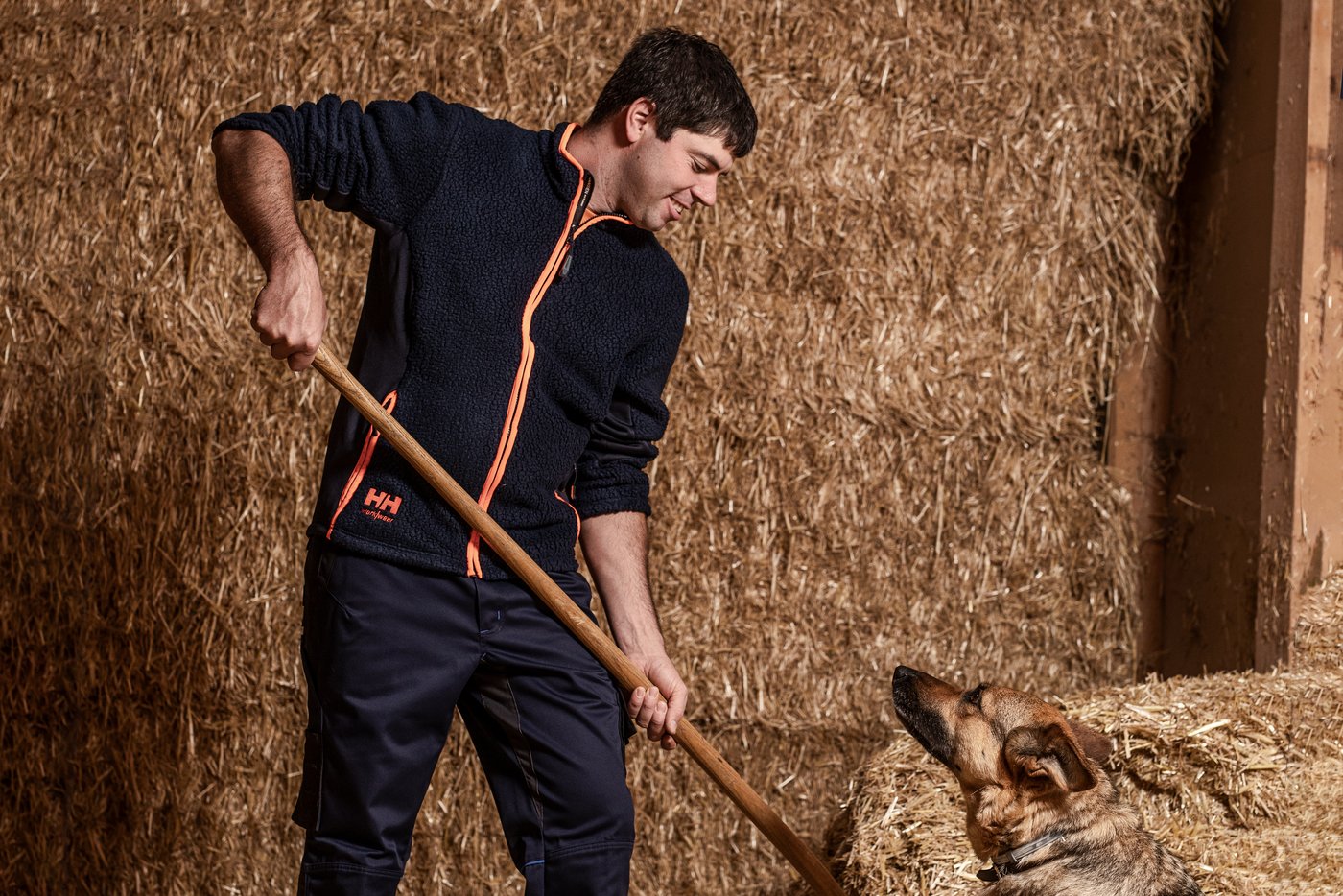 Die neue Arbeitsbekleidung von Urs Rindisbacher ist konstrastreich und mit einer robuster Faserpelz-Jacke. (Bild Pia Neuenschwander)