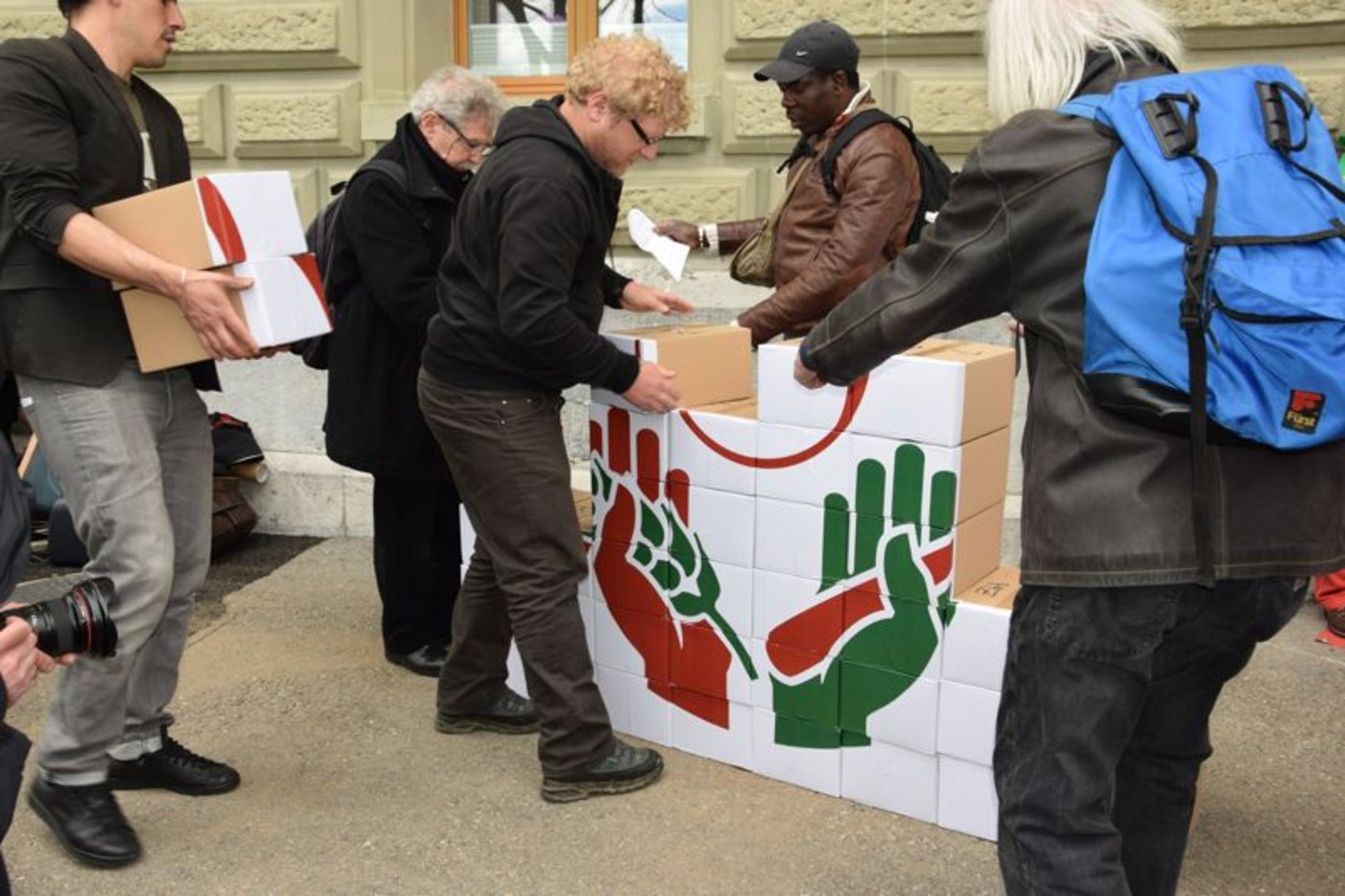 Aus den Unterschriftenkisten entsteht ein Puzzle. Dieses zeigt schliesslich ...