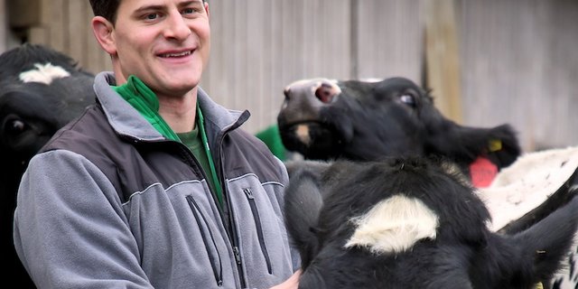 David Dumelin führt in Hüttlingen TG einen gemischten Familienbetrieb.Er hat bisher zehn Kränze errungen, wovon zwei Teil-verbandskränze sind. (Bild zVg)