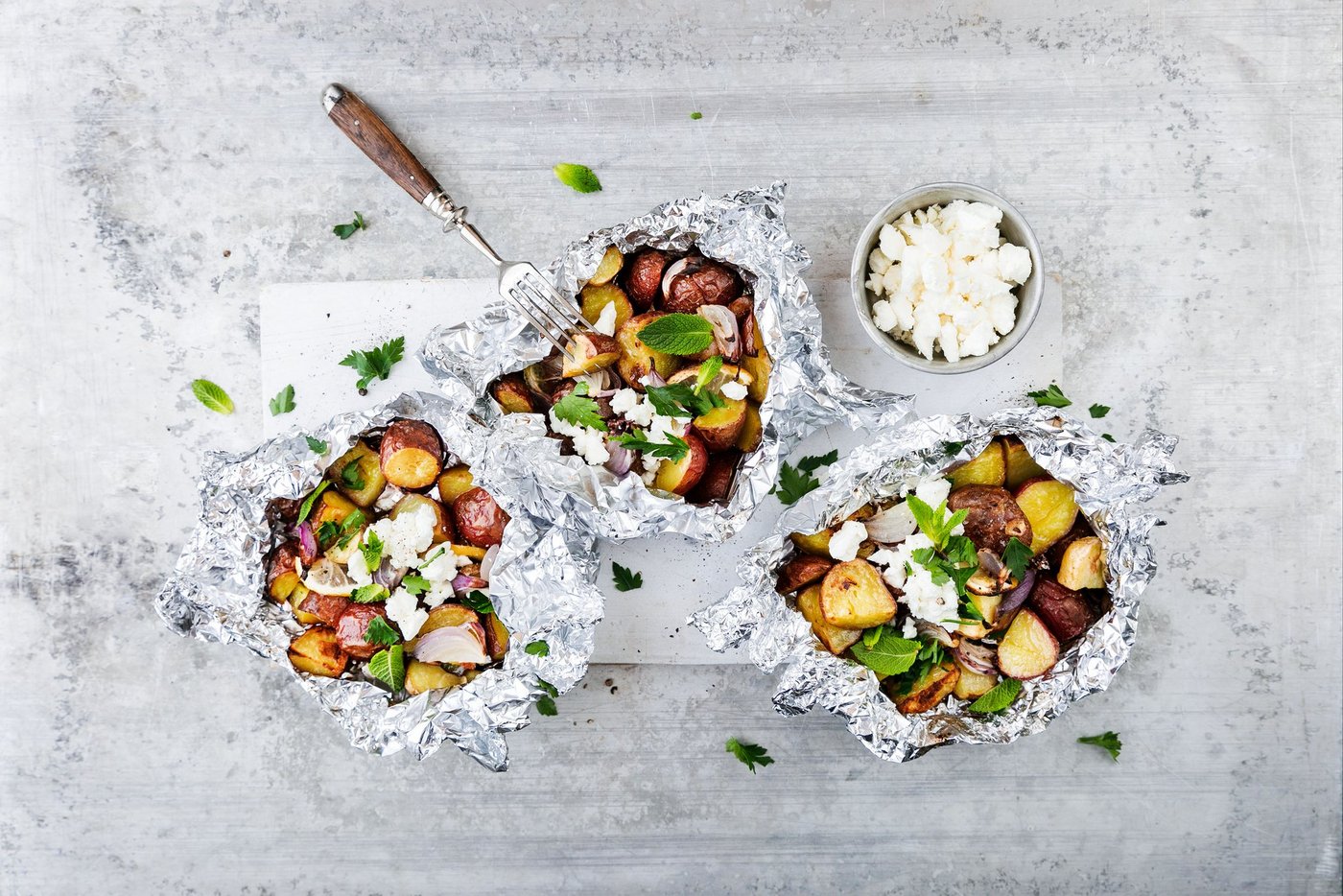 Geniessen Sie diese Zitronen-Kartoffeln mit Feta vom Grill. (Bild Swisspatat)