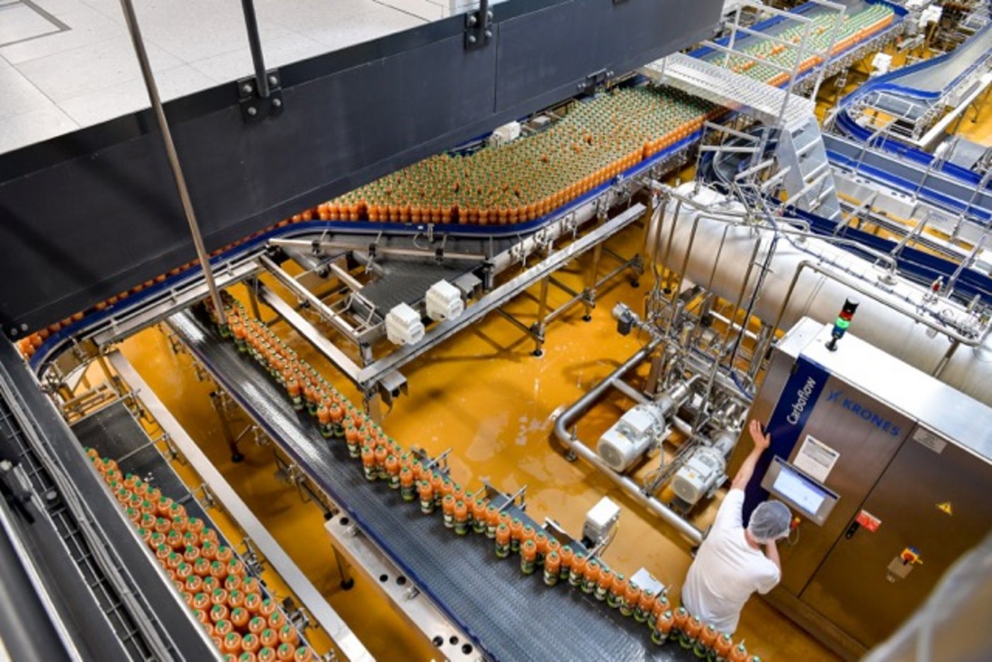 Vogelperspektive: Impressionen von der neuen PET-Abfüllanlage in Sursee. (Bilder Ramseier/zVg)