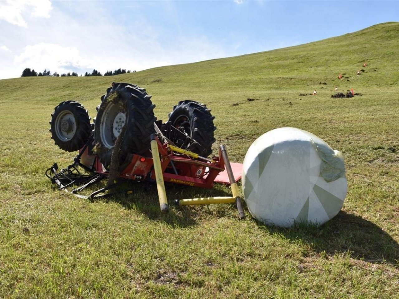 Der Landwirt musste mit mittelschweren Verletzungen ins Spital geflogen werden. Der Traktor erlitt Totalschaden. (Bild KAPO GR)