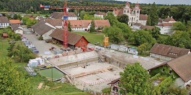 Im Klosterviertel im zürcherischen Rheinau klafft eine bis zu zehn Meter tiefe Baugrube. Hier entsteht das neue Betriebsgebäude des Saatgutherstellers Sativa Rheinau AG. (Bild Roland Müller)