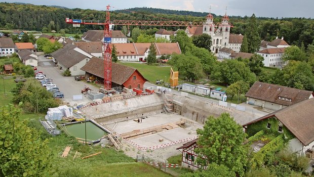 Im Klosterviertel im zürcherischen Rheinau klafft eine bis zu zehn Meter tiefe Baugrube. Hier entsteht das neue Betriebsgebäude des Saatgutherstellers Sativa Rheinau AG. (Bild Roland Müller)