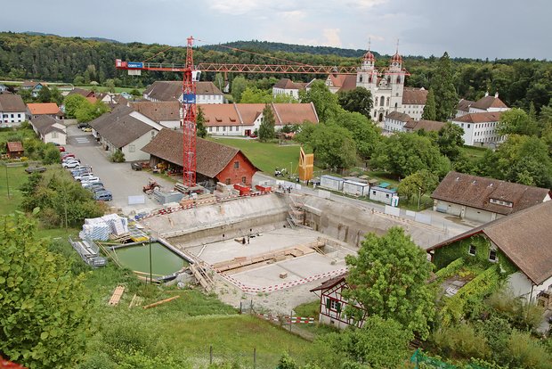 Im Klosterviertel im zürcherischen Rheinau klafft eine bis zu zehn Meter tiefe Baugrube. Hier entsteht das neue Betriebsgebäude des Saatgutherstellers Sativa Rheinau AG. (Bild Roland Müller)