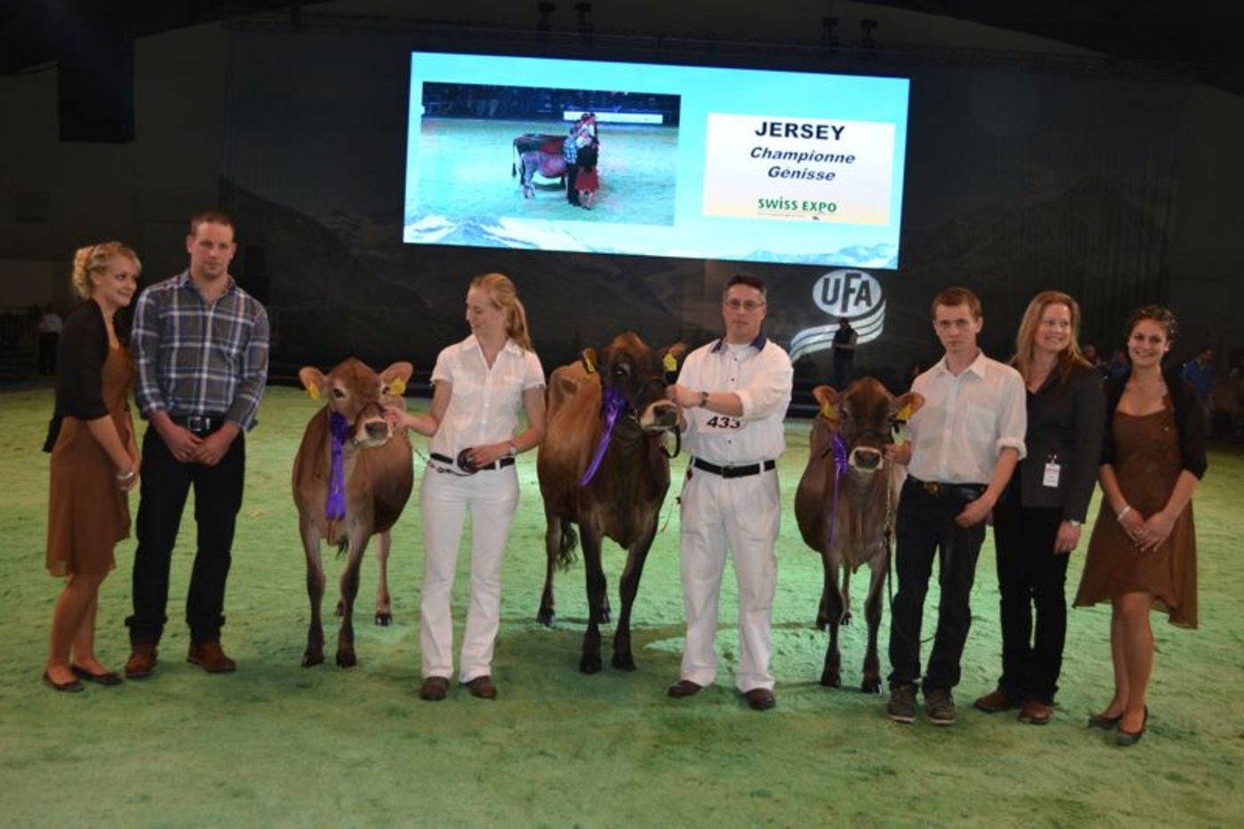 Junior Champion (rechts): Ormonts-Jer Leo Thalassa, Blaise und Diane Chablaix, Le Sépey / Reserve Junior Champion (Mitte): Tequila Kimberly ET, Bruno Schär, Adlikon / Mention Honorable (links): Ormonts-Jer Leo Tornade, Blaise und Diane Chablaix, Le Sépey