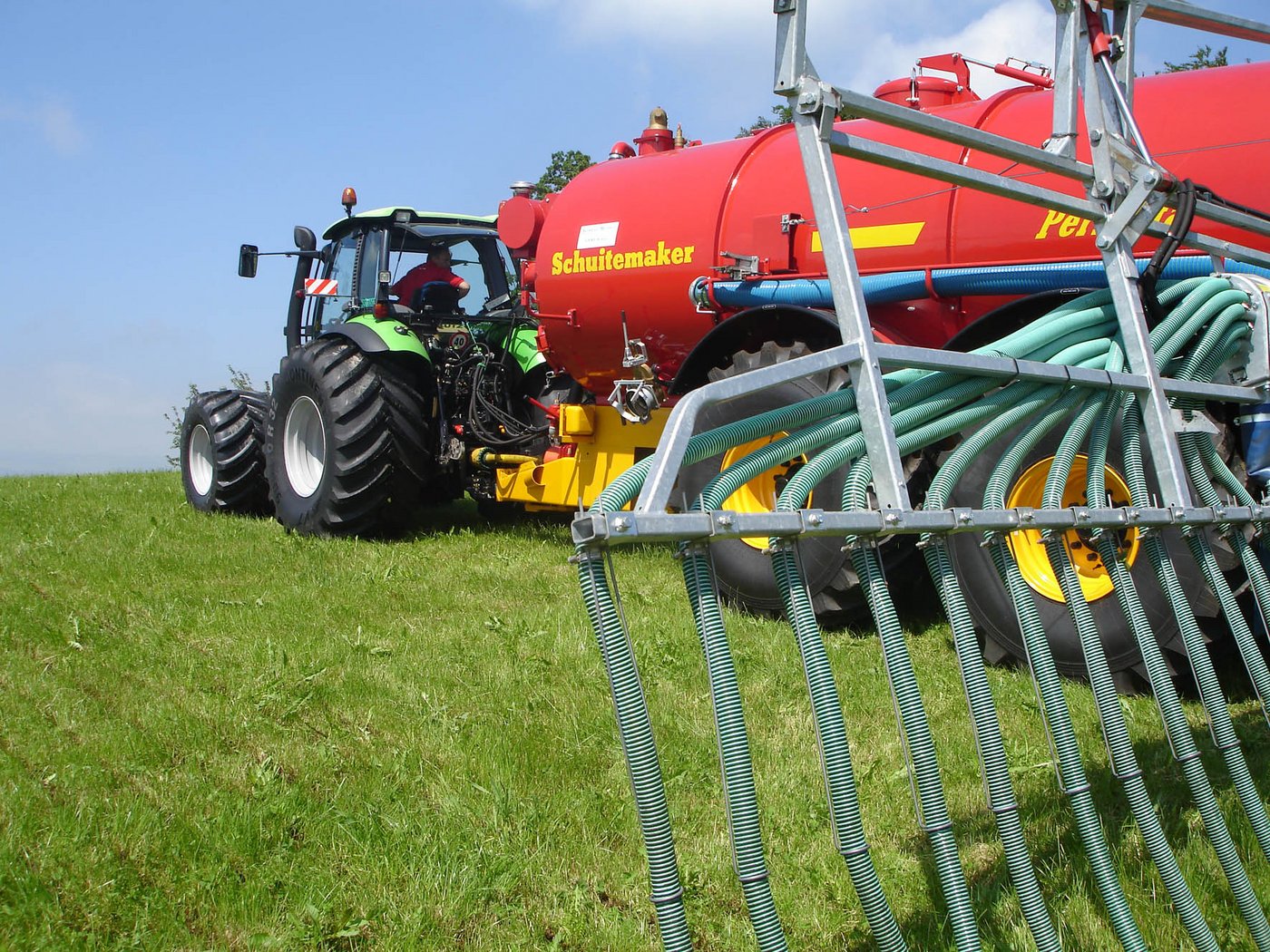 Düngen braucht Gefühl: Ausbringung von Gülle mittels Schleppschlauch. (Bild Konrad Merk/landwirtschaft.ch)