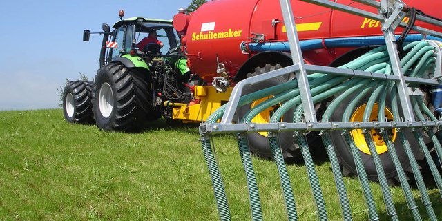 Düngen braucht Gefühl: Ausbringung von Gülle mittels Schleppschlauch. (Bild Konrad Merk/landwirtschaft.ch)