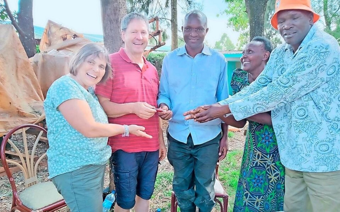 Zu Besuch in Kenia: Käthi und Daniel Vetterli mit Paul Ruto (Mitte), Inhaber von «De Eden Farm».