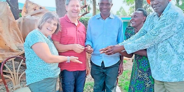 Zu Besuch in Kenia: Käthi und Daniel Vetterli mit Paul Ruto (Mitte), Inhaber von «De Eden Farm».