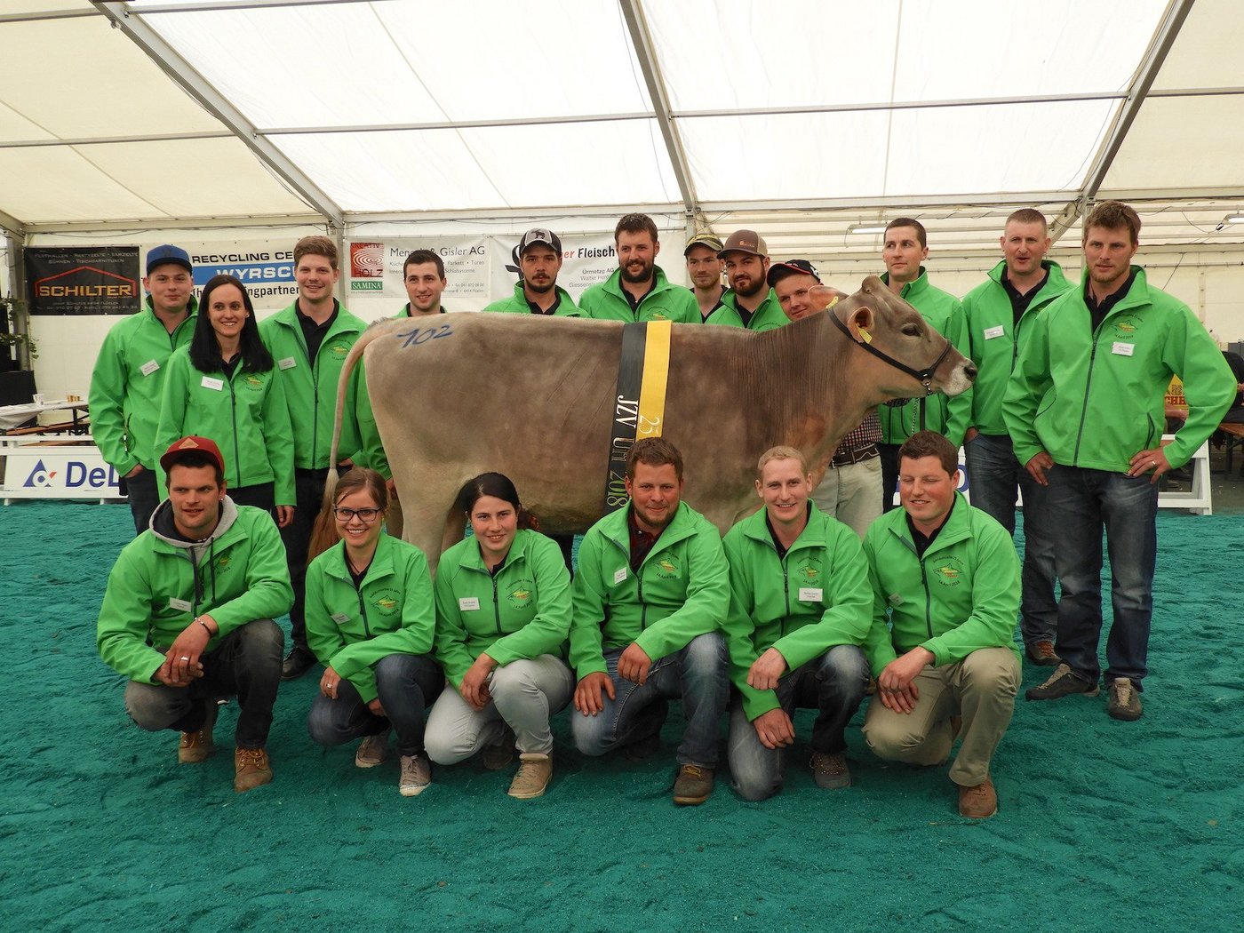 Das OK unter der Leitung von Michi Briker (rechts) mit der Grand Champion Blooming Malinka. (Bilder Hanspeter Kempf)