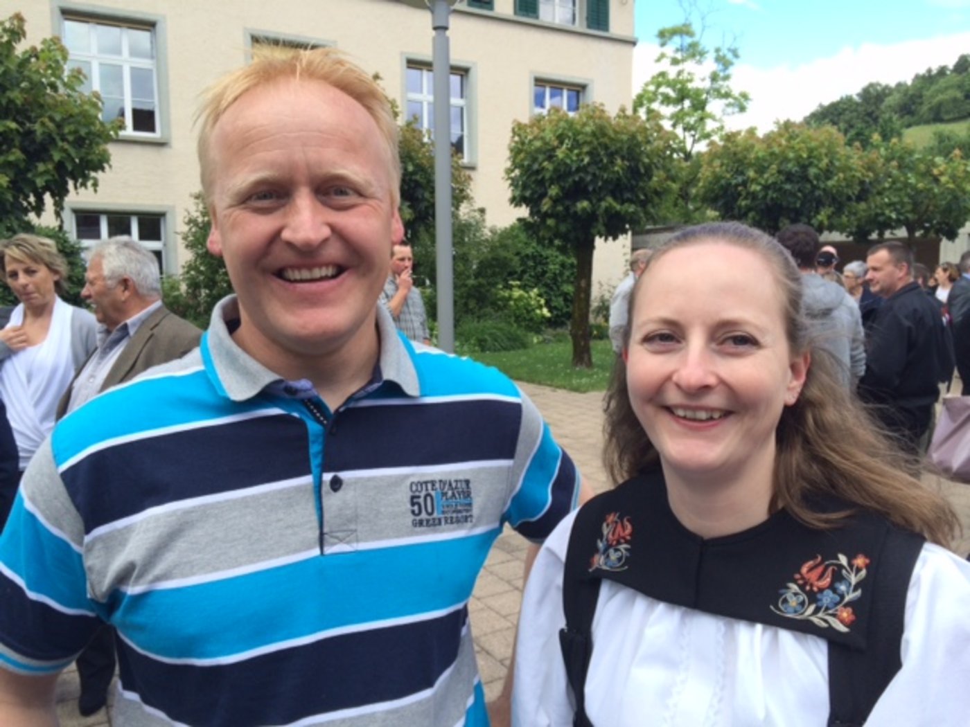 Auch stolze Ehemänner sah man zahlreich: Absolventin Pia Fuhrer mit Ehemann Christof. (Bild akr)