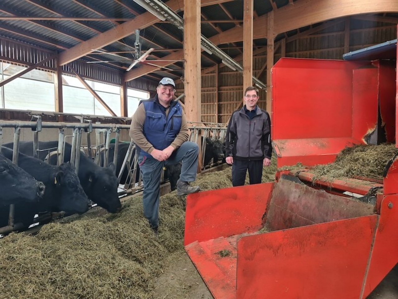 Landwirt Stefan Siegenthaler, links, und Marc Wenger, Lieferant des Futterwagens (Wenger & Co AG), sind zufrieden mit der Arbeitsqualität. (Bilder Beat Schmid)