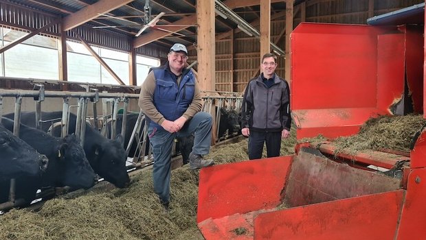 Landwirt Stefan Siegenthaler, links, und Marc Wenger, Lieferant des Futterwagens (Wenger & Co AG), sind zufrieden mit der Arbeitsqualität. (Bilder Beat Schmid)
