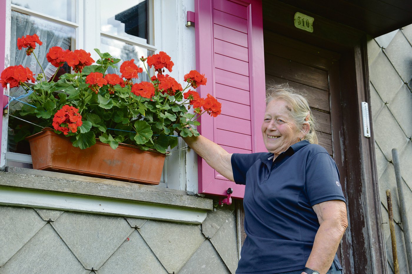 Marie Brander wird die Geranien, die die Alphütte zieren, zum letzten Mal ins Tal mitnehmen.