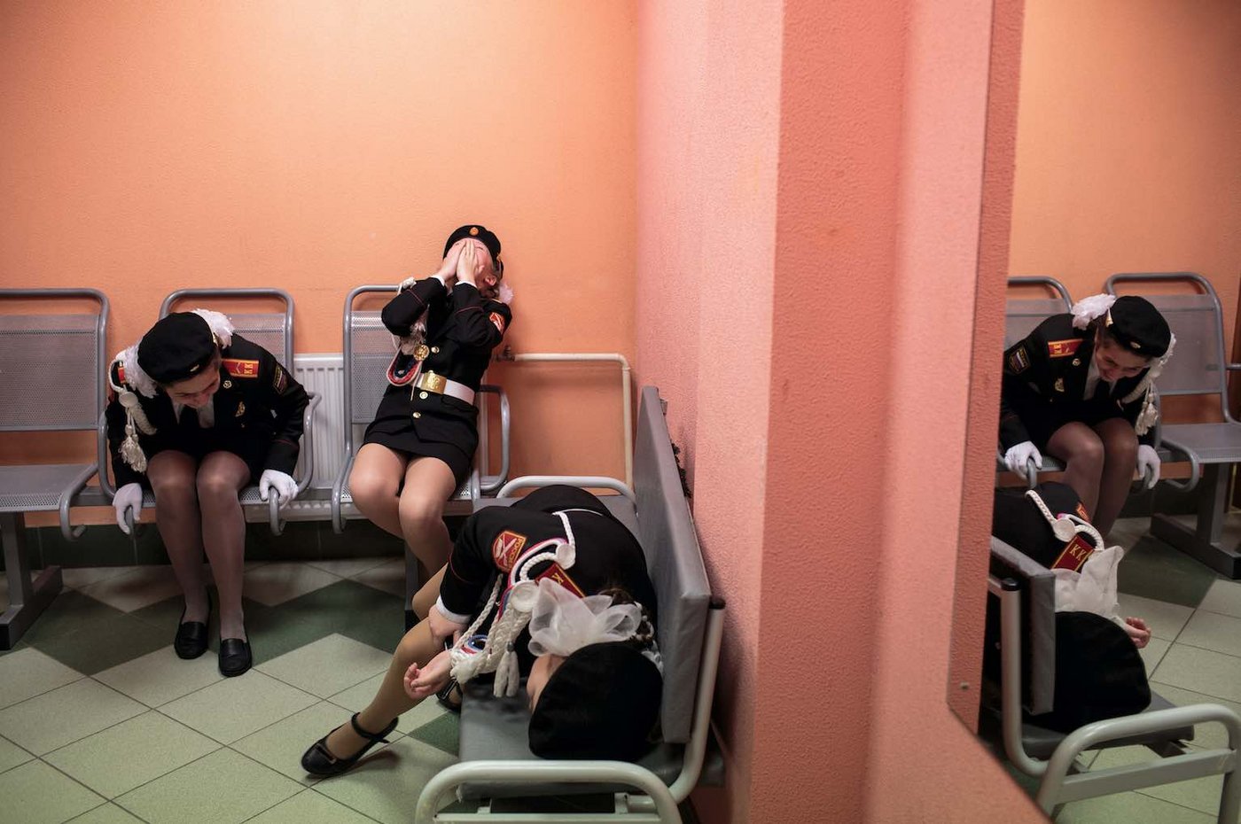 Russische Gymnasiastinnen krümmen sich an einem Gesangs- und Paradewettbewerb hinter der Bühne vor Lachen. Dmitrov, 14. Dez. 2018.   © World Press Photo (Bild Sarah, Blesener) 