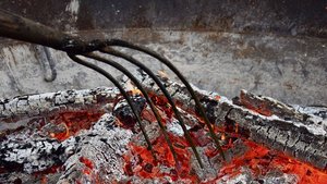 Im Innern des Behälters wird es bei der Pyrolyse über 600 Grad heiss. Während des Prozesses muss immer jemand anwesend sein zum Überwachen und Nachlegen von Brenngut.