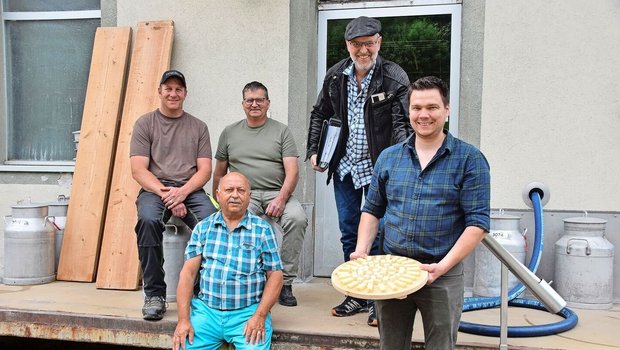 Der Käser Sébastien Kolly, Architekt Fredy Ryser, Käsereigenossenschaftspräsident Thomas Neuhaus, Milchlieferant Fabian Papst (v. r.) und vorne links Hanspeter Bellorini, Berater. 