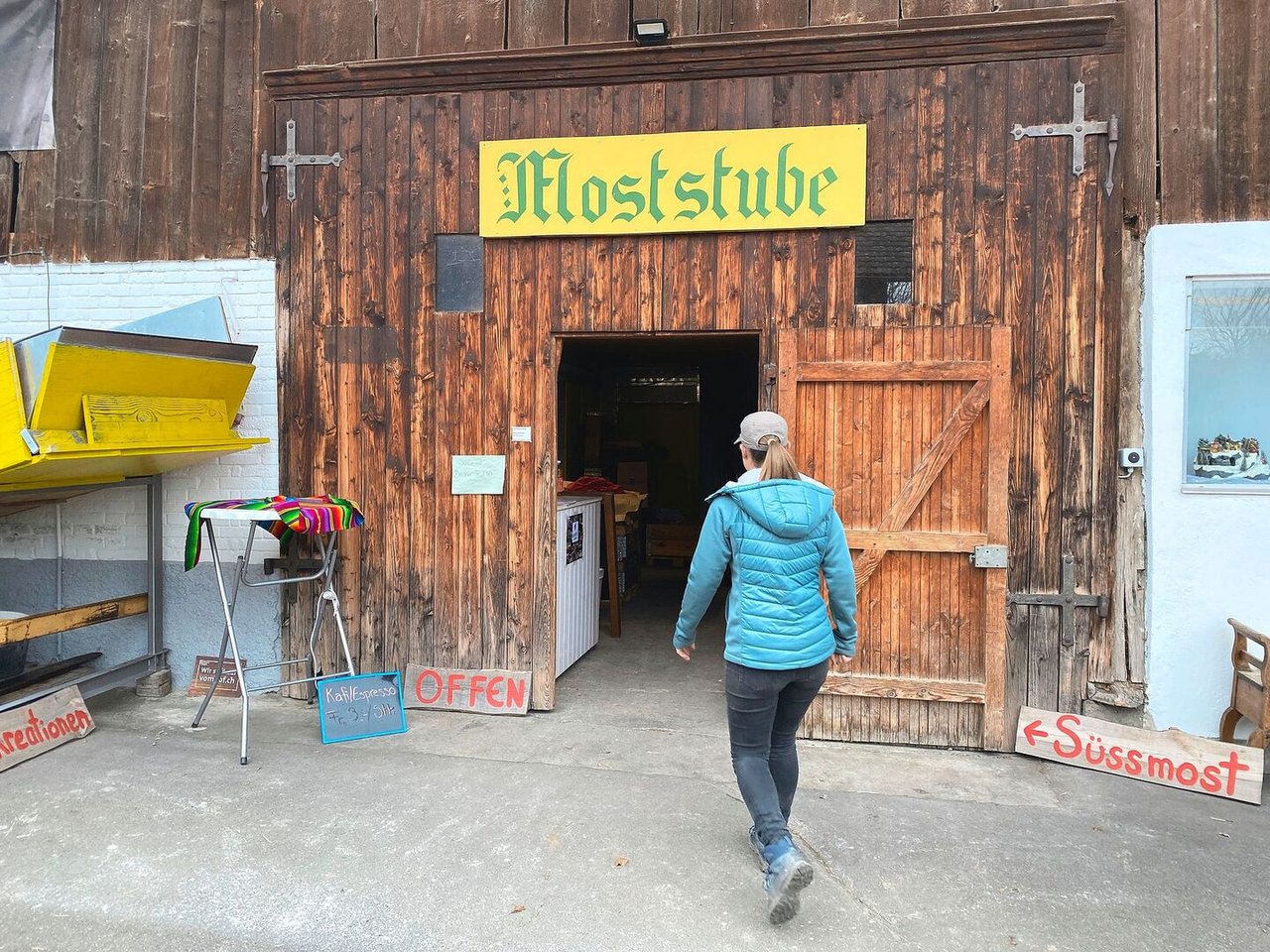 In der «Moststube» gibt es neben Saft auch Kaffee und immer wieder Gebäck für Spaziergänger(innen) zu kaufen. 