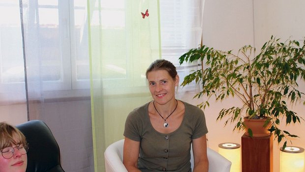 Auch Familienmitglie Auch Familienmitglieder wie Tochter Debora (links, auf dem Sessel) lassen sich von Monika Weiss behandeln.