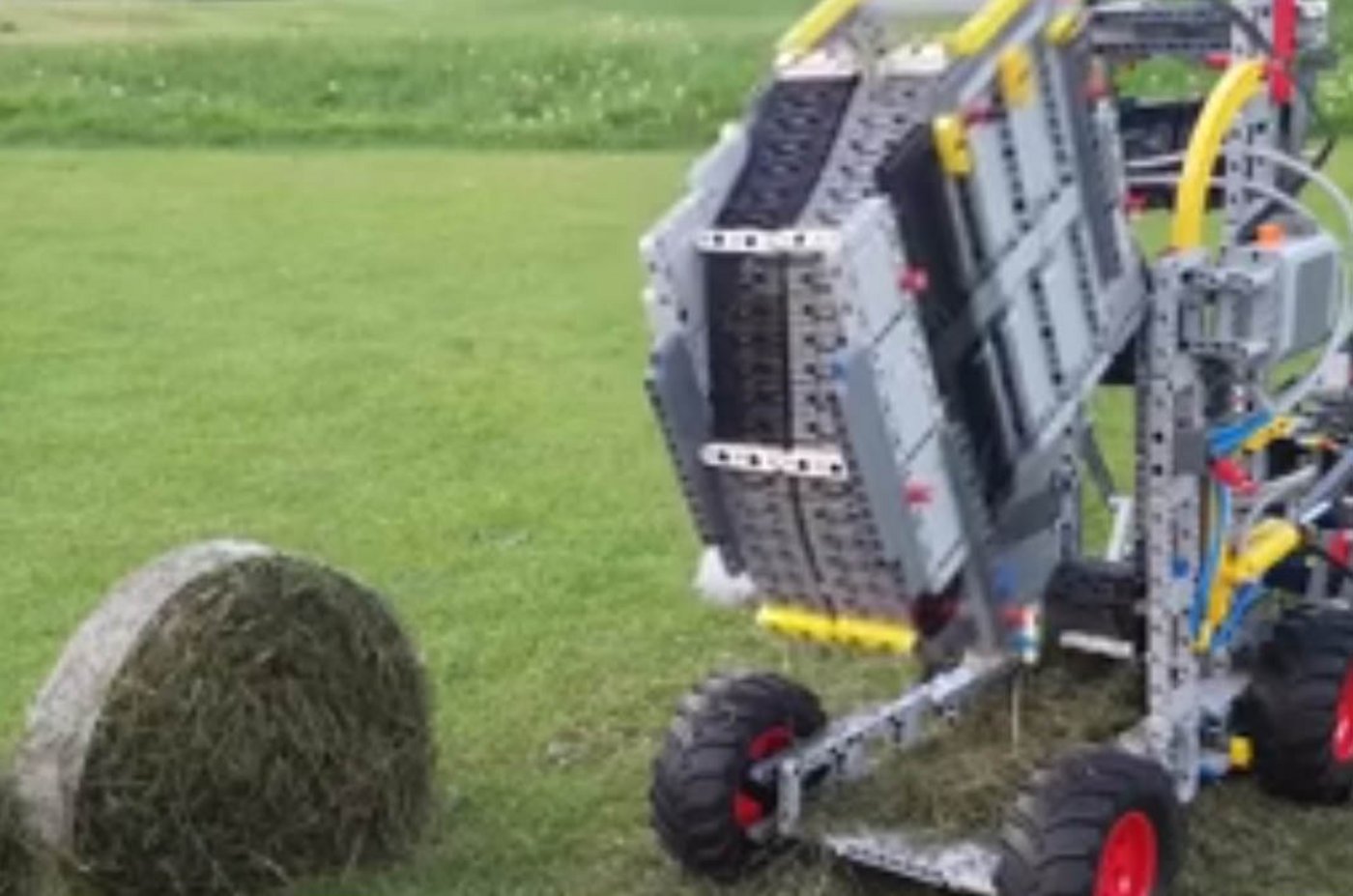 Die Ballenpresse aus Lego-Steinen kann alles, was ihre echte grosse Artgenossin auch kann - einfach in klein. (Bild Screenshot Lego Technik/Facebook)