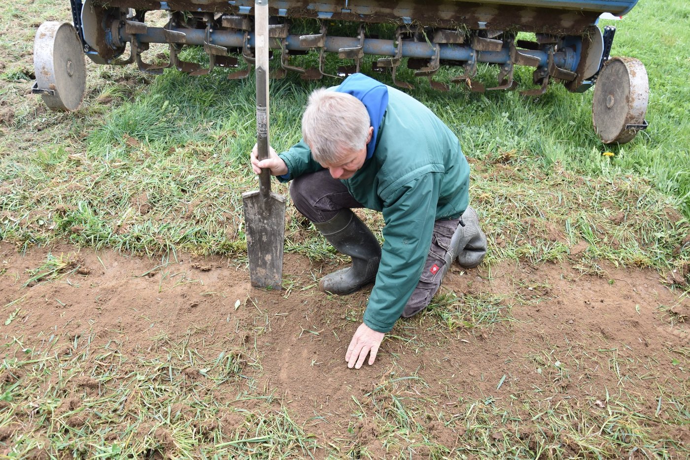 Für den Humusaufbau benötigt der Boden organisches Material. Dafür muss die Begrünung mit der Fräse oberflächlich abgeschält werden, demonstriert Friedrich Wenz. (Bild Katrin Erfurt)