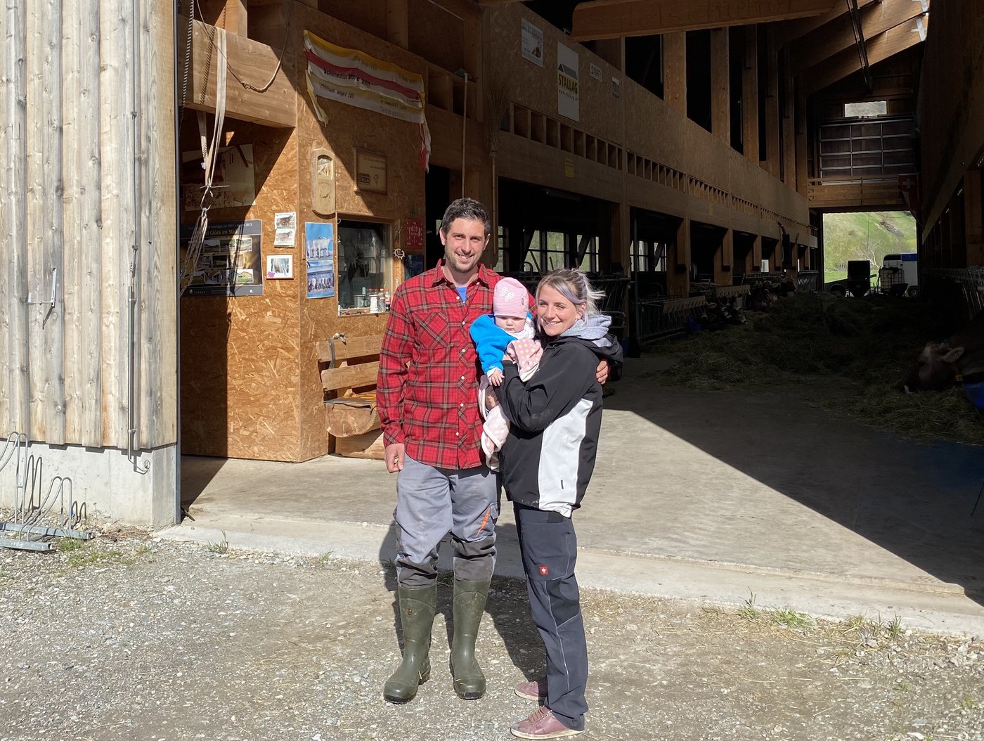 Mario und Martina Steier bewirtschaften den Saletschahof im Bündner Bergdorf Savognin. Die beiden jungen Leute beobachten den sich verschärfenden Ton in der Diskussion über die beiden Agrar-Initiativen mit Sorge. (Bild lja)