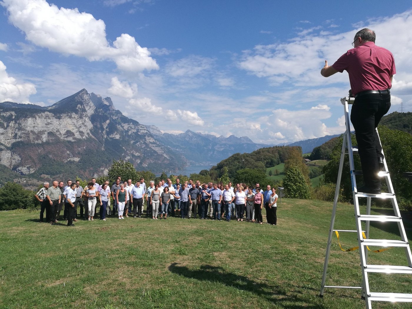 Markus Rediger fotografiert die Mitglieder der Konferenz der operativen Leiter der Mitgliedsorganisationen des Schweizer Bauernverbandes für das obligate Gruppenfoto. (Bild hja)