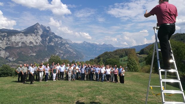 Markus Rediger fotografiert die Mitglieder der Konferenz der operativen Leiter der Mitgliedsorganisationen des Schweizer Bauernverbandes für das obligate Gruppenfoto. (Bild hja)