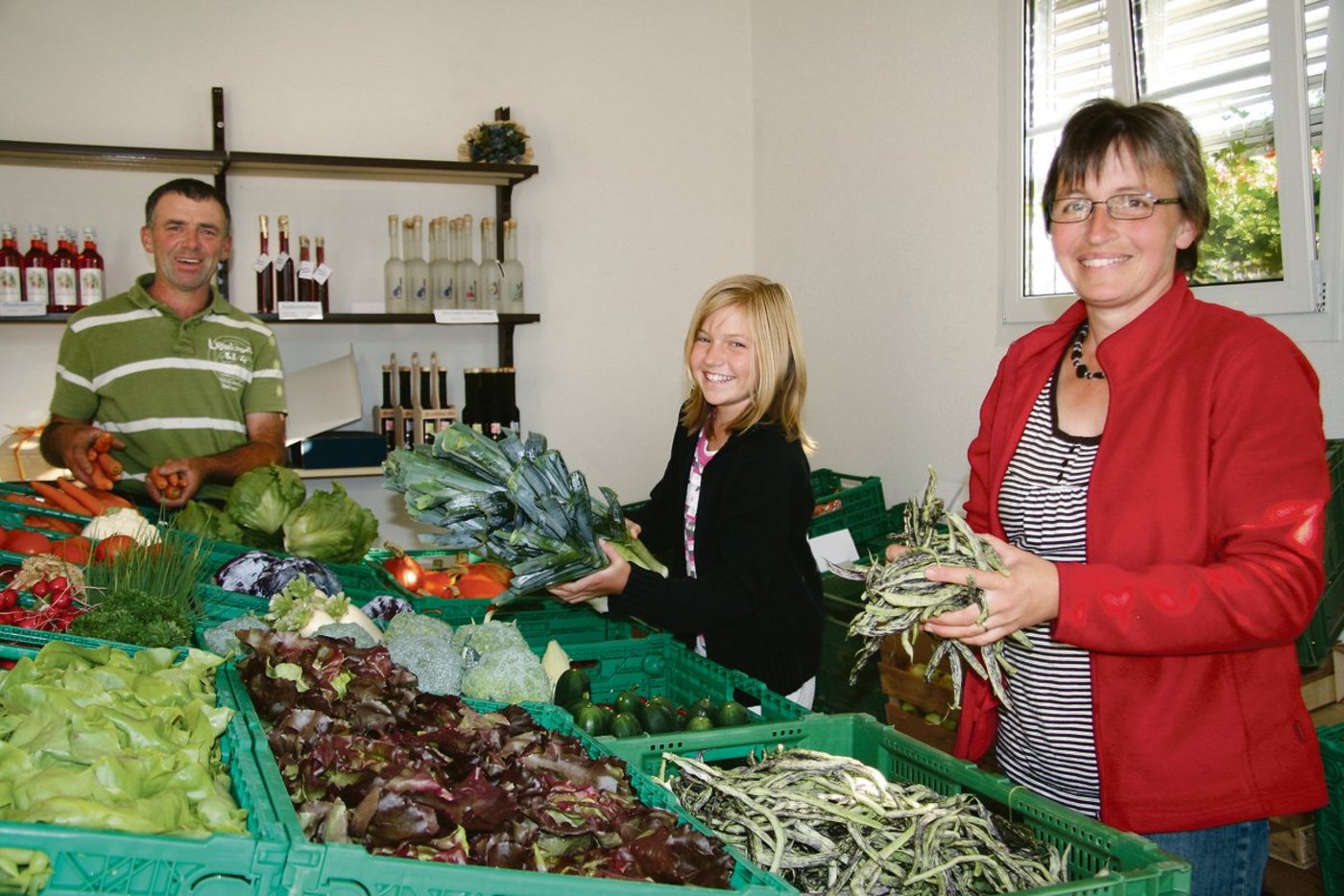 Während der Corona-Krise haben die Hofläden einen so grossem Zulauf, dass man dahinter fast ein ausgefuchstes Marketing-Konzept vermuten könnte. Auf jeden Fall freuen sich alle.(Bild SBV)