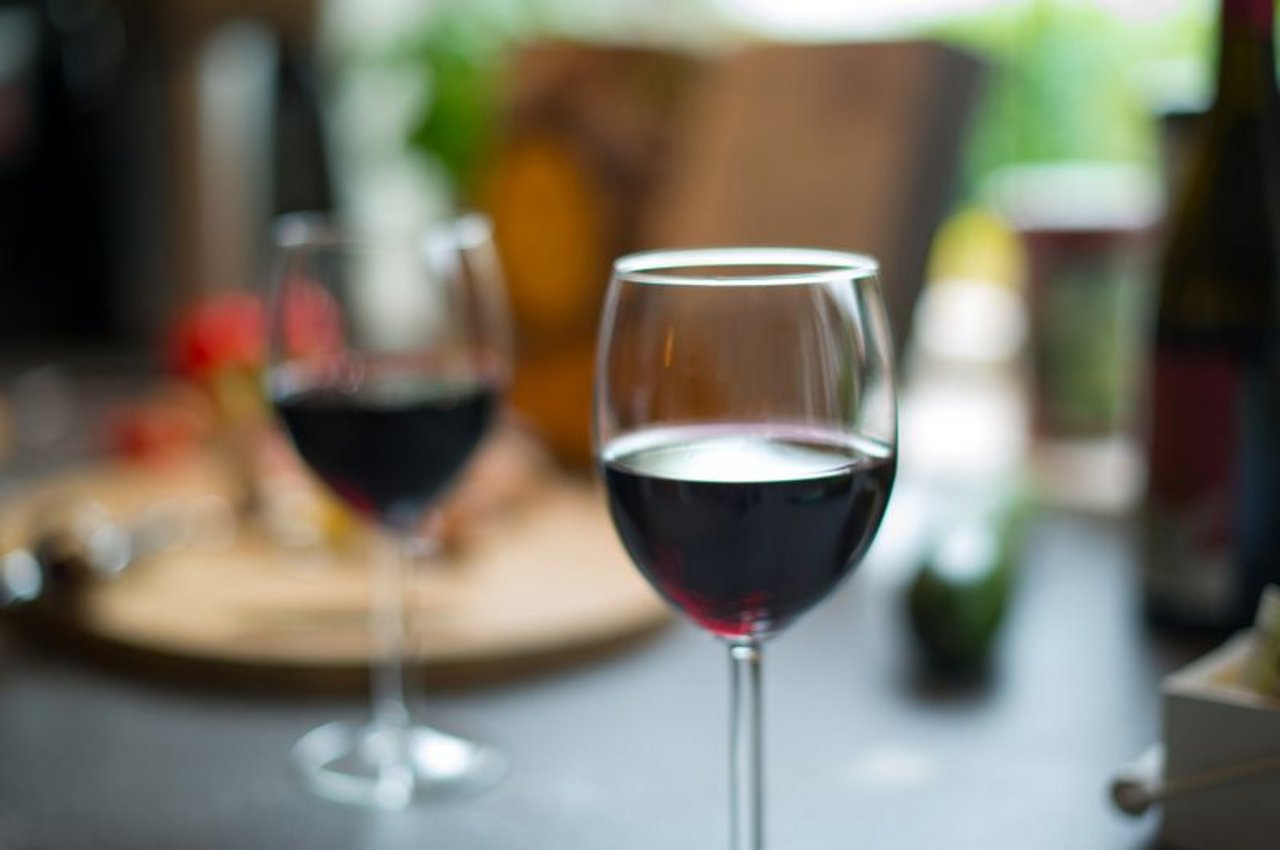 Wein zu Hause in den eigenen vier Wänden statt im Weinkeller zu degustieren kommt erstaunlich gut an. (Bild Pixabay) 
