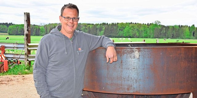 «Das ist mein Weg. Das muss es aber nicht für jeden sein», sagt Adrian Brügger zur Regenerativen Landwirtschaft. Rechts sein selbst konstruierter Kon-Tiki-Pyrolyseofen. 