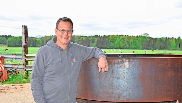 «Das ist mein Weg. D «Das ist mein Weg. Das muss es aber nicht für jeden sein», sagt Adrian Brügger zur Regenerativen Landwirtschaft. Rechts sein selbst konstruierter Kon-Tiki-Pyrolyseofen.