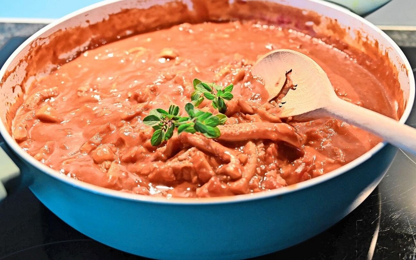 Die hierzulande wohl bekannteste Art, Kutteln zuzubereiten, ist mit Tomatensauce, für die einen mit, für die anderen ohne Kümmel. In anderen Ländern werden Kutteln auch als Suppe, Ragout oder Eintopf gekocht. 
