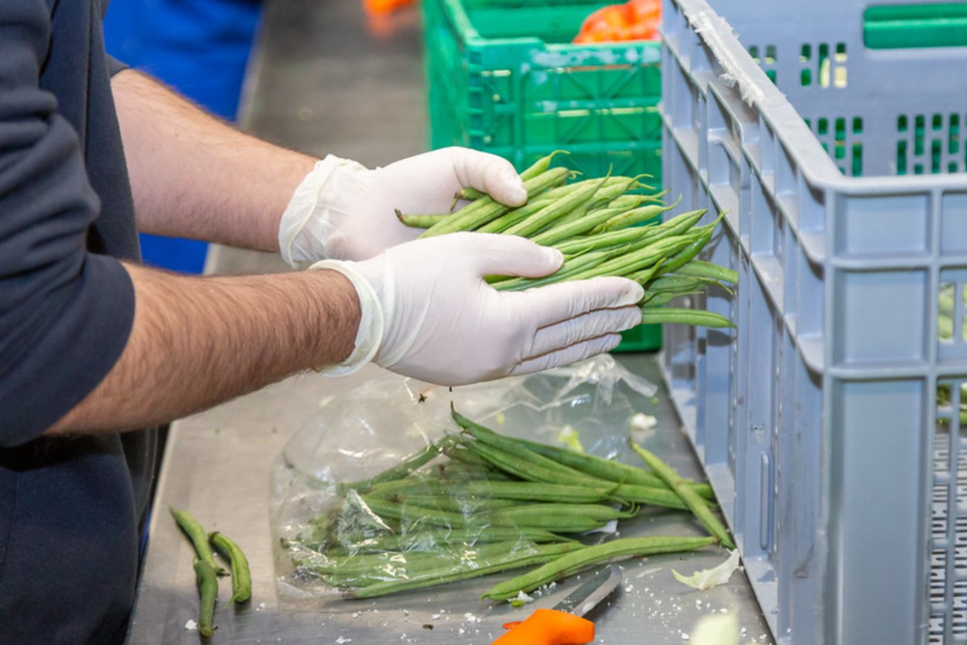 Im Pandemie-Jahr 2020 war Tischlein deck dich nach einem kurzen Unterbruch mit einem passenden Schutzkonzept wieder aktiv, um Armutsbetroffene in der Schweiz zu unterstützen und Food Waste zu verhindern. (Bild Tischlein deck dich)