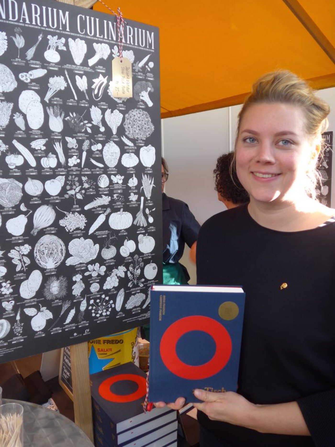 Kochbuchautorin Anna Pearson verkauft an der Messe auch ein Poster, das hilft Gemüse saisongerecht einzukaufen. (Bild Adrian Krebs)