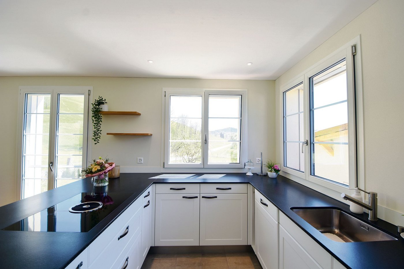 Vom braunen Holz ist innen wenig sichtbar. Einblick in die helle, grosszügige Küche im neuen Haus.