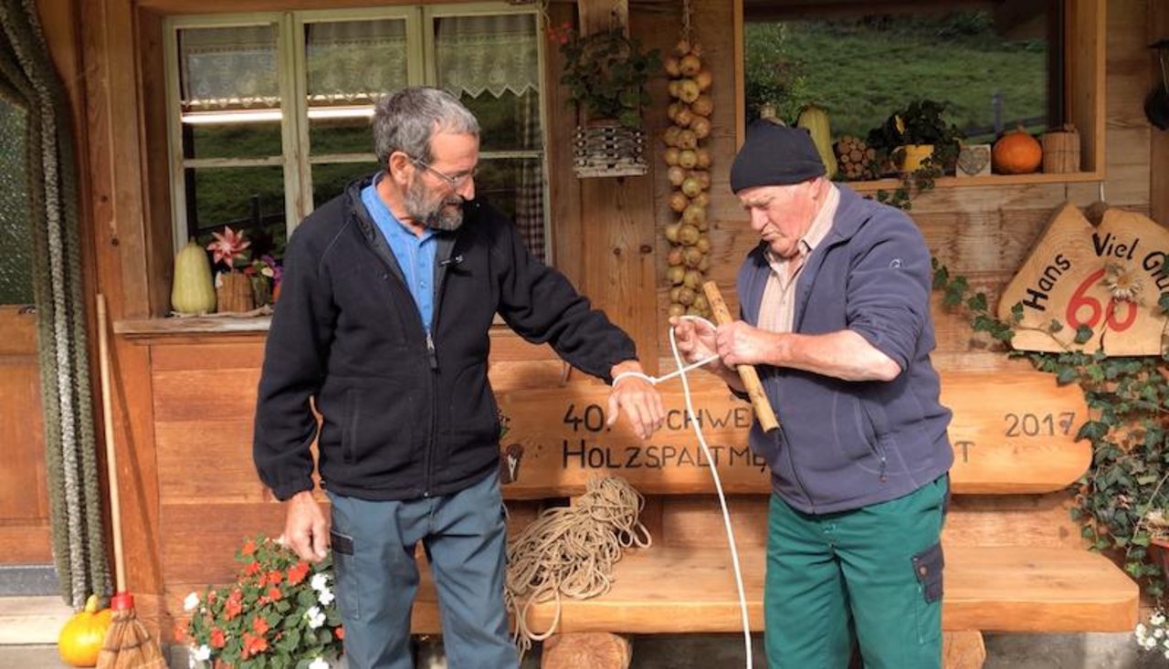 Hans Klötzli (li) und Bänz Gerber montieren einen Pänggu an einem Seil. Diese Vorrichtung kommt bei der Kälbergeburt zum Zug. (Bilder Esther Thalmann)