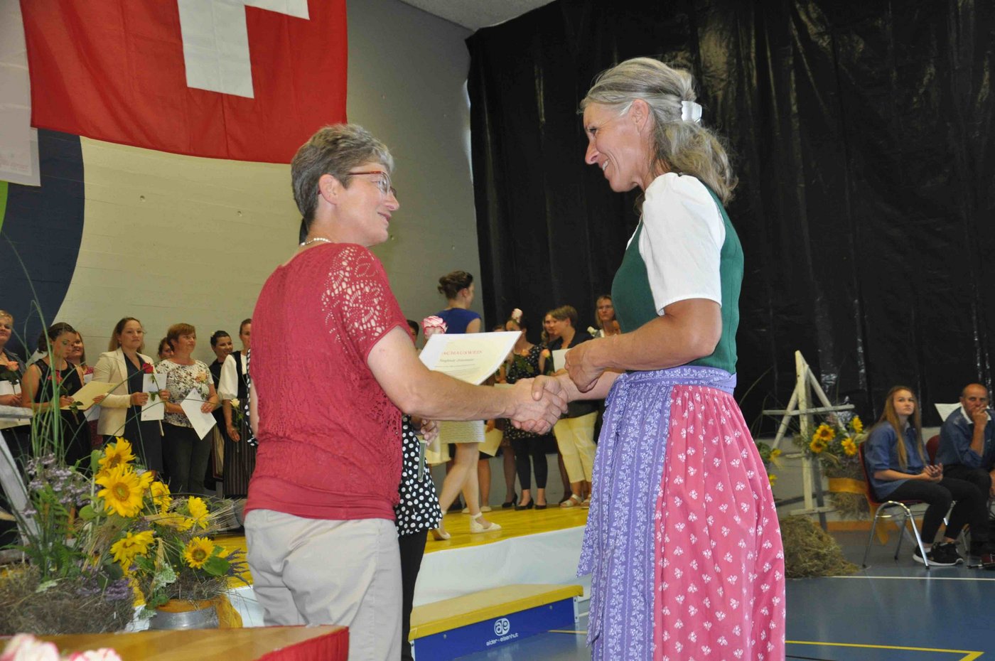 Jeannette Zürcher-Egloff als Bildungsverantwortliche Bäuerin, überreicht die Fachausweise. (Bild nb)