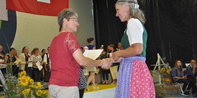 Jeannette Zürcher-Egloff als Bildungsverantwortliche Bäuerin, überreicht die Fachausweise. (Bild nb)