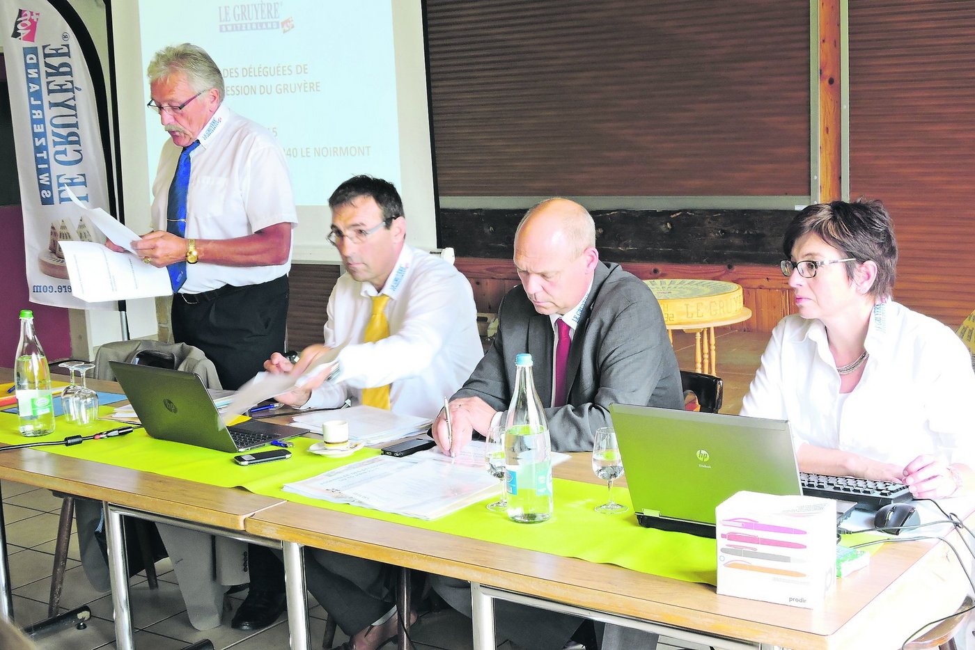Am Leitungstisch (v.l.n.r): Präsident Oswald Kessler, Direktor Philippe Bardet, Vizedirektor Marc Gendre, Protokollführerin Christine Grandjean. (Bild Josef Jungo)