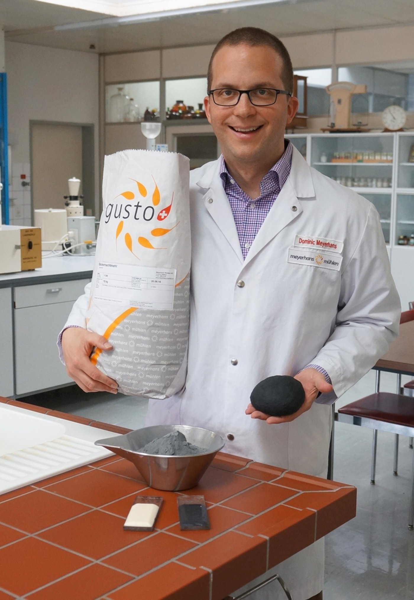 Hat das schwarze Mehl lanciert: Dominic Meyerhans. (Bild mb)