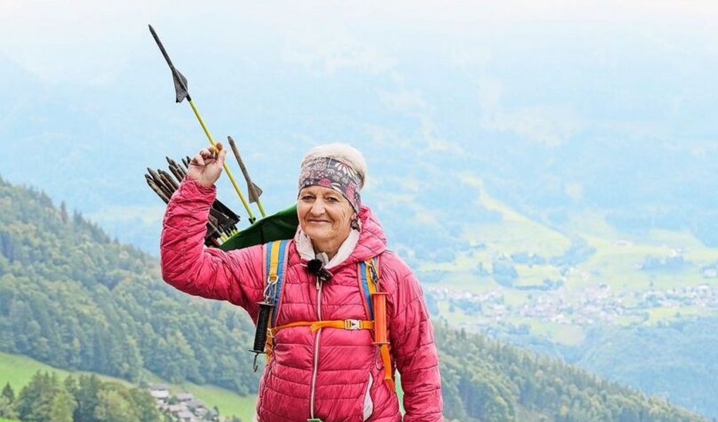 Fast wie ein Indianerhäuptling im Westernfilm: Helena Thoma hat den nächsten Pfahl stets griffbereit.