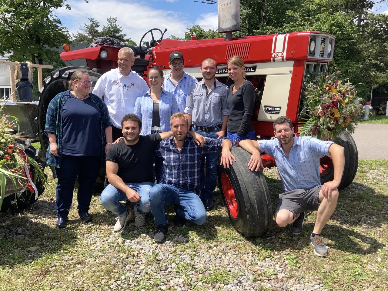 Diese Damen und Herren haben eine berufsbegleitende Zweitausbildung als Landwirt/in EFZ abgeschlossen. Mit auf dem Bild (links) Klassenlehrerin Tamara Bieri.