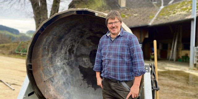 Johannes Rupp (hier vor dem geleerten Kon-Tiki) nutzt eigene Pflanzenkohle für den Futterbau und seine Mutterkühe. 