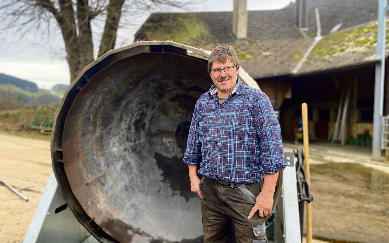 Johannes Rupp (hier vor dem geleerten Kon-Tiki) nutzt eigene Pflanzenkohle für den Futterbau und seine Mutterkühe. 