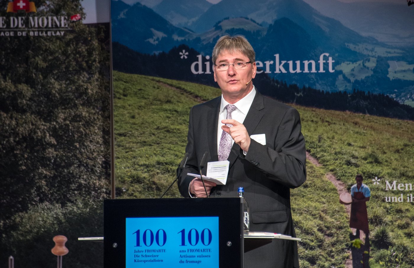 Fromarte-Direktor Jacques Gygax nutzte dann auch die Gelegenheit, um über Vergangenes und Zukünftiges zu sprechen. Und darüber, wie man den Käse noch besser verkaufen könnte: nämlich mit guten Geschichten.