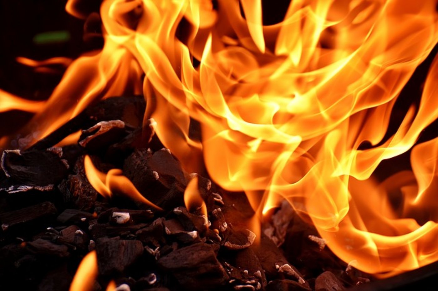 Der Schopf brannte im Feuer komplett nieder. (Symbolbild Pixabay)