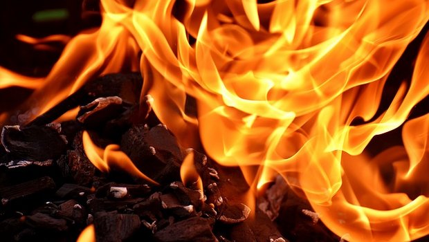 Der Schopf brannte im Feuer komplett nieder. (Symbolbild Pixabay)